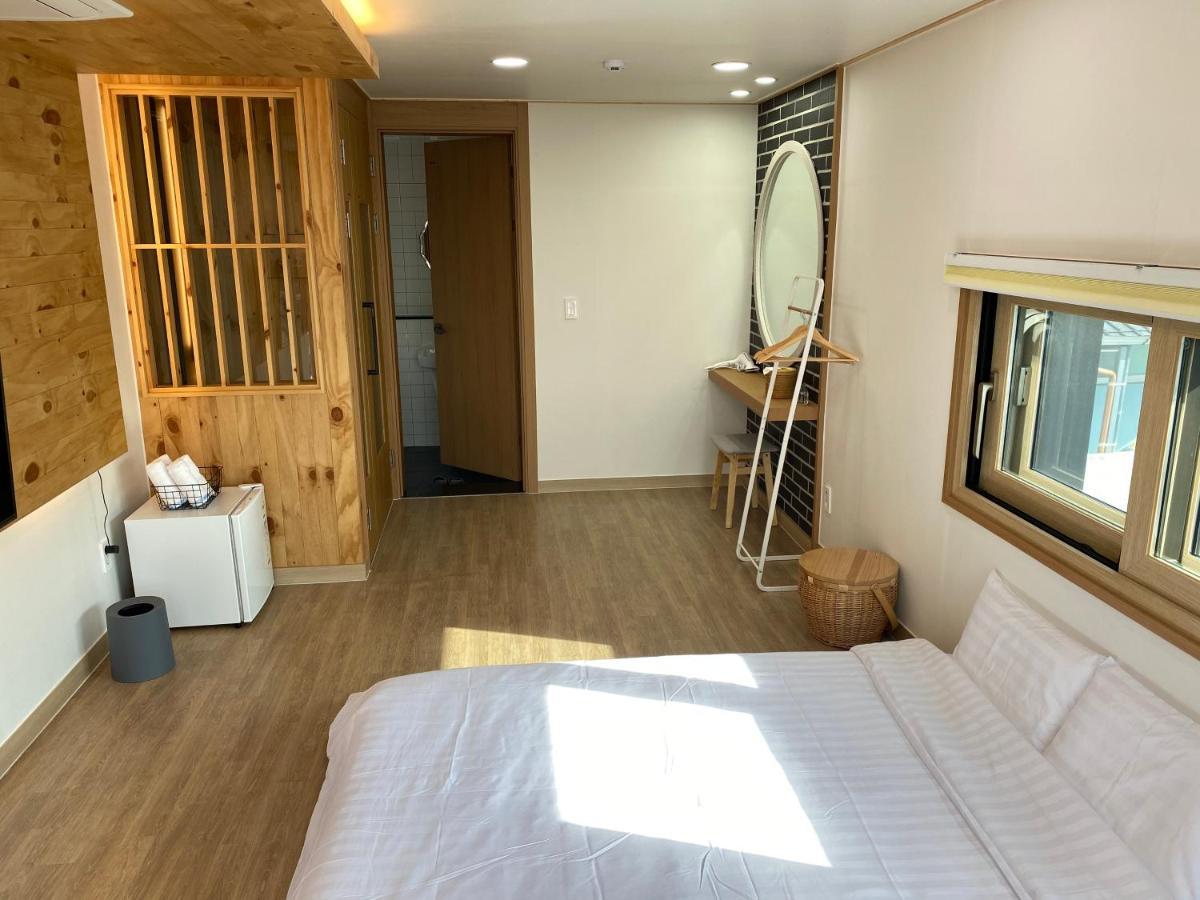 38Th Street Guesthouse Mokpho Kültér fotó